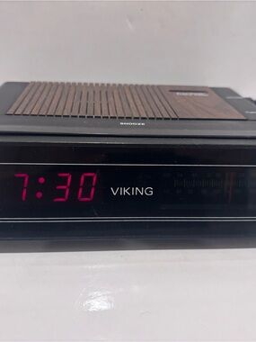 Vintage Eaton Viking CR-2153A AM/FM Electronic Digital Clock Radio Woodgrain
